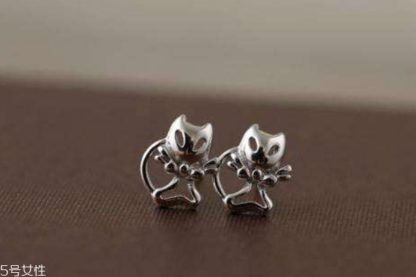 純銀耳釘怎么戴 學(xué)會(huì)保護(hù)耳朵 純銀耳釘怎么戴 學(xué)會(huì)保護(hù)耳朵