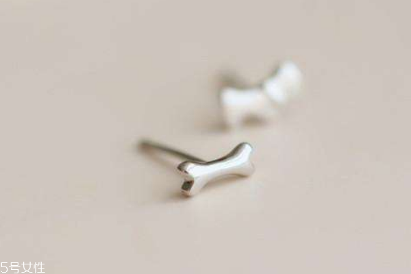 銀耳釘能用酒精消毒嗎 定期清潔很有必要 銀耳釘能用酒精消毒嗎 定期清潔很有必要