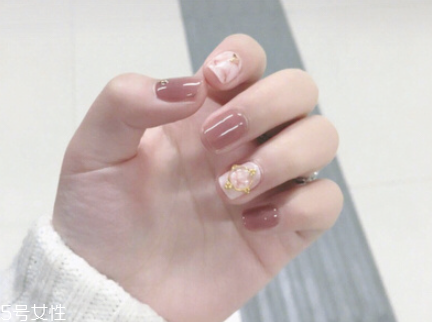 2022美甲流行色顯手白 推薦這四大色 2022美甲流行色顯手白 推薦這四大色