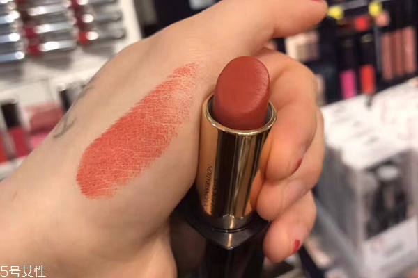 雅詩(shī)蘭黛333沾杯嗎 半啞光口紅略顯粘杯 雅詩(shī)蘭黛333沾杯嗎 半啞光口紅略顯粘杯