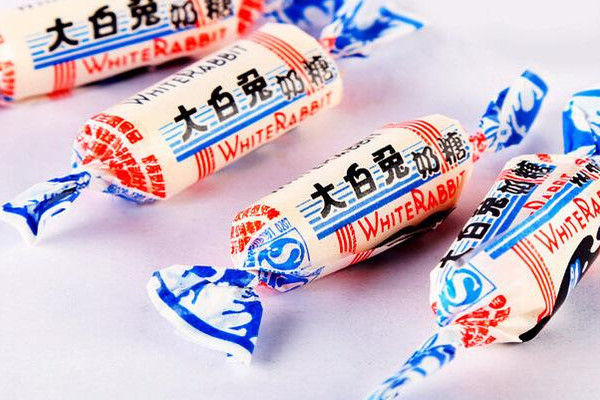為什么大白兔奶糖包一層糯米糖紙？老版糖紙比一斤糖還貴