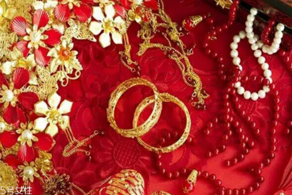 結婚三金是必須給的嗎 代表著傳統(tǒng)習俗 結婚三金是必須給的嗎 代表著傳統(tǒng)習俗