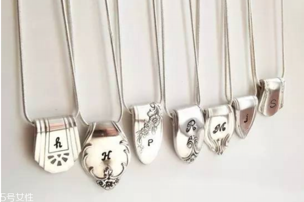 過(guò)期的化妝品用了會(huì)怎么樣 使用過(guò)期化妝品的危害