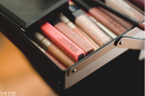 過(guò)期的化妝品用了會(huì)怎么樣 使用過(guò)期化妝品的危害