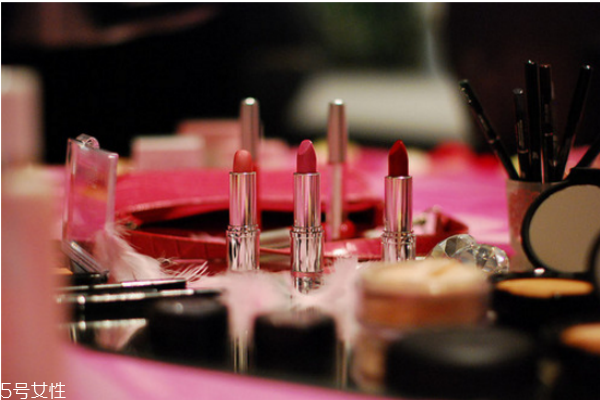 過(guò)期的化妝品用了會(huì)怎么樣 使用過(guò)期化妝品的危害