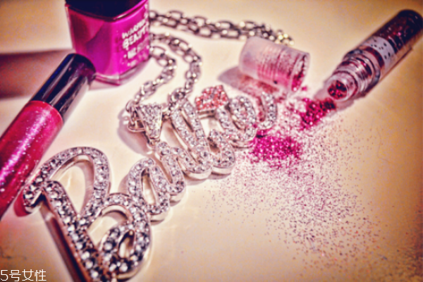 過(guò)期的化妝品用了會(huì)怎么樣 使用過(guò)期化妝品的危害