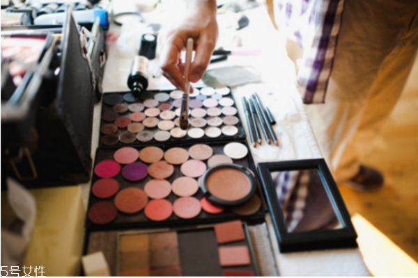 過(guò)期的化妝品用了會(huì)怎么樣 使用過(guò)期化妝品的危害