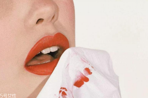 口紅怎么涂不沾杯 這些心機(jī)竅門get一下 口紅怎么涂不沾杯 這些心機(jī)竅門get一下