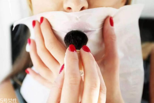 口紅怎么涂不沾杯 這些心機(jī)竅門get一下 口紅怎么涂不沾杯 這些心機(jī)竅門get一下