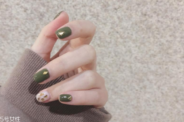 秋冬做什么顏色指甲好看 你一定要試試這3種美甲 秋冬做什么顏色指甲好看 你一定要試試這3種美甲