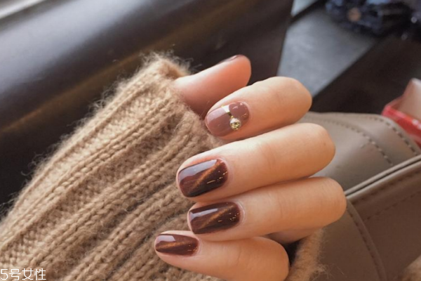 秋冬做什么顏色指甲好看 你一定要試試這3種美甲 秋冬做什么顏色指甲好看 你一定要試試這3種美甲