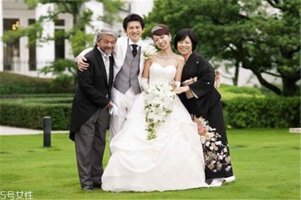 兒子結(jié)婚媽媽穿什么衣服 大方得體就行啦 兒子結(jié)婚媽媽穿什么衣服 大方得體就行啦
