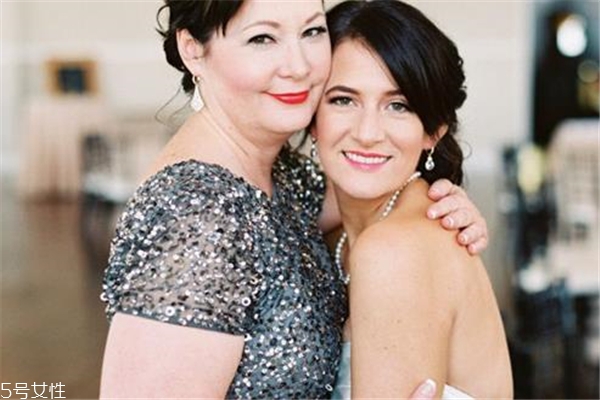 女兒結(jié)婚媽媽穿什么衣服 掌握這些法則 女兒結(jié)婚媽媽穿什么衣服 掌握這些法則