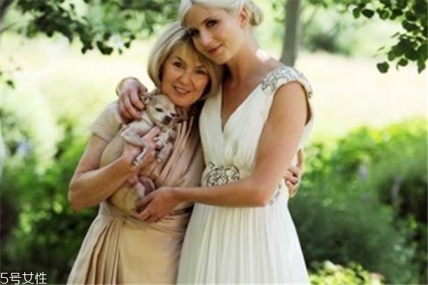 女兒結(jié)婚媽媽穿什么衣服 掌握這些法則 女兒結(jié)婚媽媽穿什么衣服 掌握這些法則