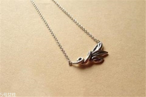 銀項(xiàng)鏈配什么吊墜好 注意首飾搭配 銀項(xiàng)鏈配什么吊墜好 注意首飾搭配