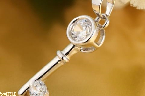 銀項(xiàng)鏈配什么吊墜好 注意首飾搭配 銀項(xiàng)鏈配什么吊墜好 注意首飾搭配