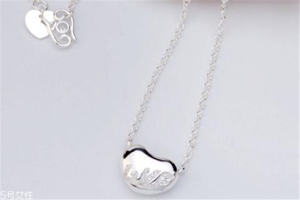 銀項(xiàng)鏈變黃怎么清洗 巧妙利用身邊物品 銀項(xiàng)鏈變黃怎么清洗 巧妙利用身邊物品