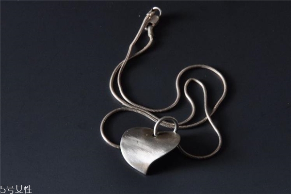 銀項(xiàng)鏈變黃怎么清洗 巧妙利用身邊物品 銀項(xiàng)鏈變黃怎么清洗 巧妙利用身邊物品