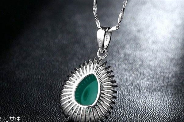 銀項(xiàng)鏈為什么會變黑 由這些原因?qū)е? alt=