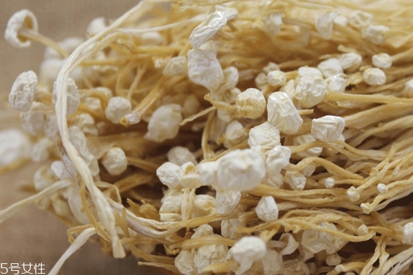 金針菇為什么有酒味 因?yàn)榘l(fā)酵了 金針菇為什么有酒味 因?yàn)榘l(fā)酵了