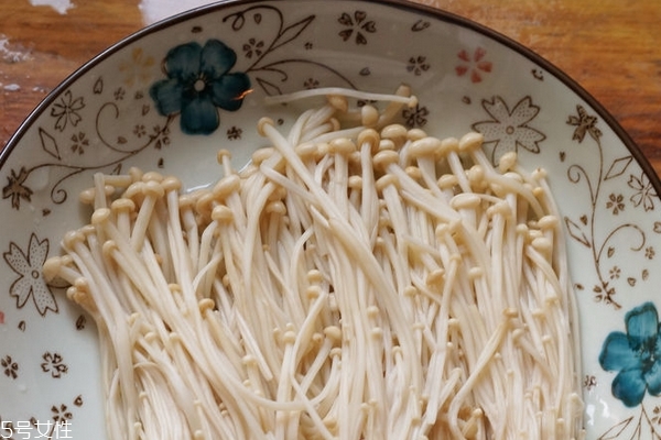 金針菇怎么挑 按這個(gè)標(biāo)準(zhǔn)挑 金針菇怎么挑 按這個(gè)標(biāo)準(zhǔn)挑