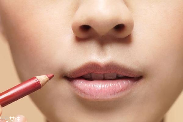 嘴角發(fā)黑怎么快速去除 這樣做不再顯得臟 嘴角發(fā)黑怎么快速去除 這樣做不再顯得臟