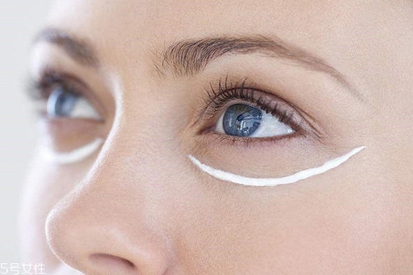 涂眼霜反而長(zhǎng)皺紋什么原因 涂眼霜的正確手法