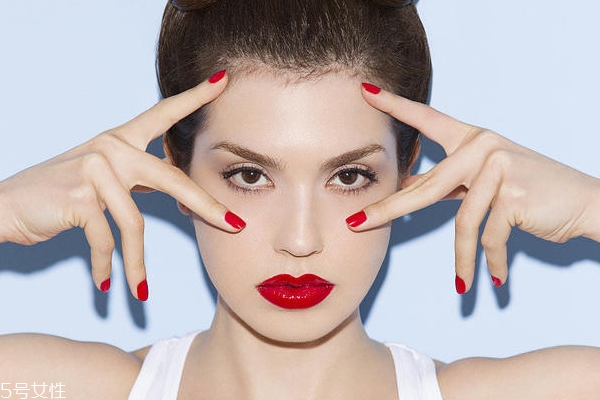 涂眼霜反而長(zhǎng)皺紋什么原因 涂眼霜的正確手法