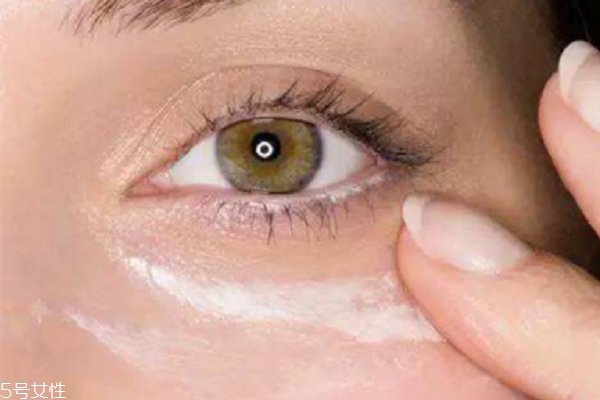 涂眼霜反而長(zhǎng)皺紋什么原因 涂眼霜的正確手法