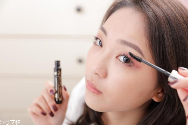 睫毛膏刷頭用什么好 弧形vs直形vs錐形vs海膽形 睫毛膏刷頭用什么好 弧形vs直形vs錐形vs海膽形