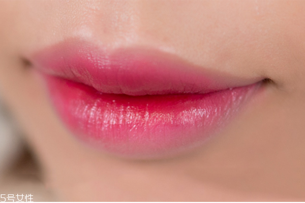 涂唇釉的方法 唇釉這樣涂最好看 涂唇釉的方法 唇釉這樣涂最好看