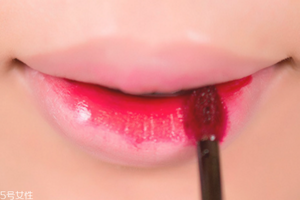 涂唇釉的方法 唇釉這樣涂最好看 涂唇釉的方法 唇釉這樣涂最好看