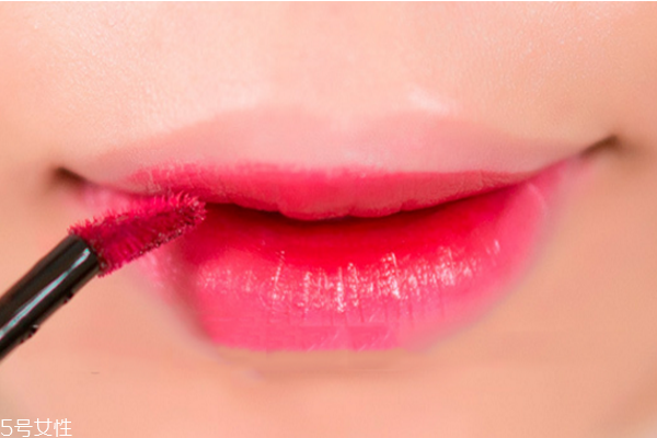 涂唇釉的方法 唇釉這樣涂最好看 涂唇釉的方法 唇釉這樣涂最好看