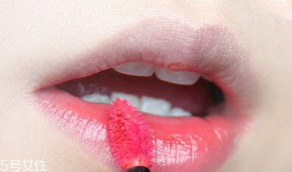 涂唇釉的方法 唇釉這樣涂最好看 涂唇釉的方法 唇釉這樣涂最好看