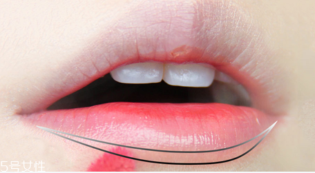 涂唇釉的方法 唇釉這樣涂最好看 涂唇釉的方法 唇釉這樣涂最好看
