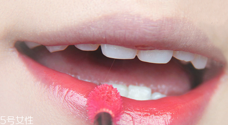 涂唇釉的方法 唇釉這樣涂最好看 涂唇釉的方法 唇釉這樣涂最好看