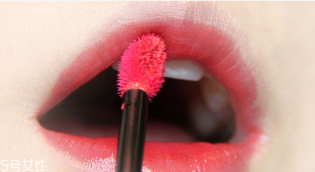 涂唇釉的方法 唇釉這樣涂最好看 涂唇釉的方法 唇釉這樣涂最好看