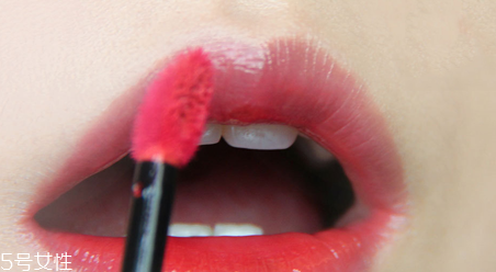 涂唇釉的方法 唇釉這樣涂最好看 涂唇釉的方法 唇釉這樣涂最好看