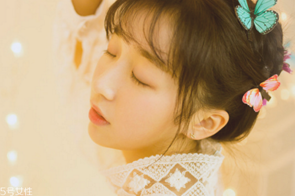 卡粉和浮粉的區(qū)別 這幾點(diǎn)化妝誤區(qū)要注意 卡粉和浮粉的區(qū)別 這幾點(diǎn)化妝誤區(qū)要注意