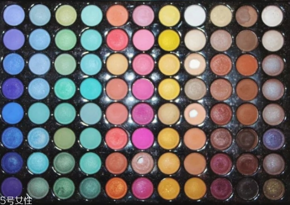 卡粉和浮粉的區(qū)別 這幾點(diǎn)化妝誤區(qū)要注意 卡粉和浮粉的區(qū)別 這幾點(diǎn)化妝誤區(qū)要注意