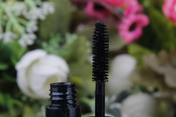 粉色睫毛膏適合什么膚色 刷后很有仙女風(fēng) 粉色睫毛膏適合什么膚色 刷后很有仙女風(fēng)