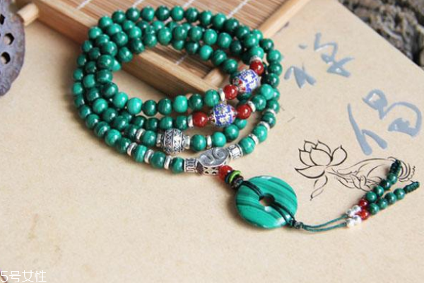 孔雀石可以碰水嗎 盡量不要這樣做 孔雀石可以碰水嗎 盡量不要這樣做