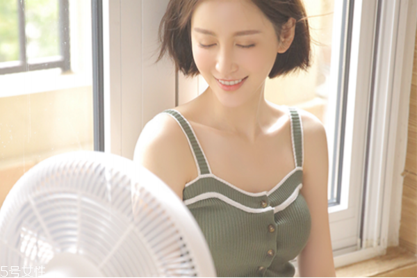 卡粉什么意思 妝后卡粉就怪它 卡粉什么意思 妝后卡粉就怪它