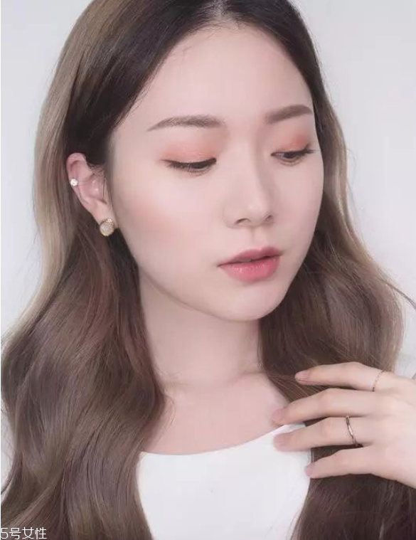 怎么化妝不會掉妝 不暈妝的小技巧 怎么化妝不會掉妝 不暈妝的小技巧