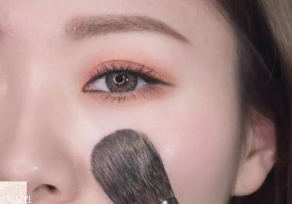 怎么化妝不會掉妝 不暈妝的小技巧 怎么化妝不會掉妝 不暈妝的小技巧