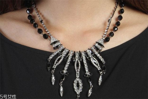 黑水晶和黑曜石區(qū)別 不要弄混了 黑水晶和黑曜石區(qū)別 不要弄混了