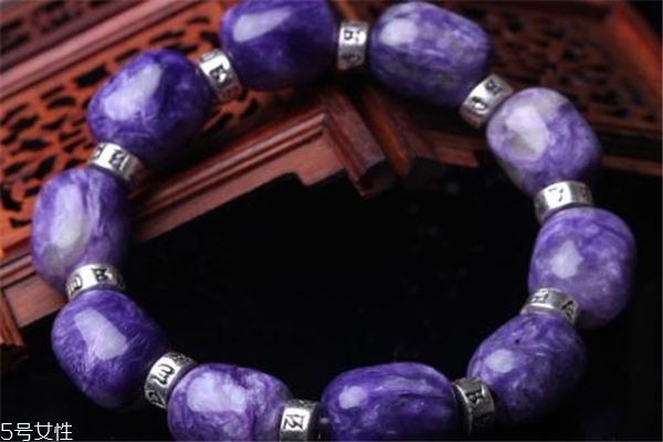 紫龍晶戴哪只手 水晶佩戴有講究 紫龍晶戴哪只手 水晶佩戴有講究