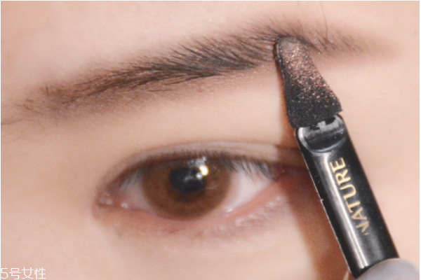 冬日氣質(zhì)妝容教程 冬日最in妝容 冬日氣質(zhì)妝容教程 冬日最in妝容