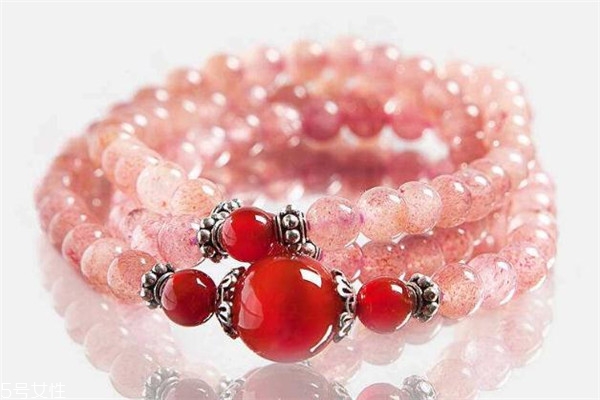 草莓晶戴哪只手好 水晶佩戴很講究 草莓晶戴哪只手好 水晶佩戴很講究