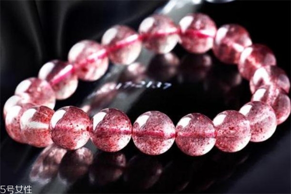 草莓晶戴哪只手好 水晶佩戴很講究 草莓晶戴哪只手好 水晶佩戴很講究